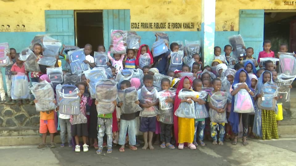 image Remise de sacs à dos à l'EPP de Kanaleni